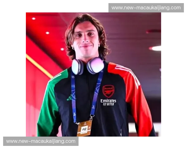 阿尔特塔长传革新破解高位压迫 阿森纳双轨进攻模式渐成型